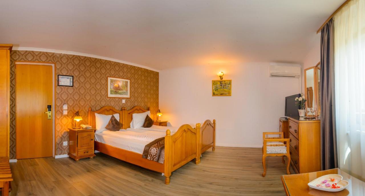 סיגישוארה Hotel Korona מראה חיצוני תמונה