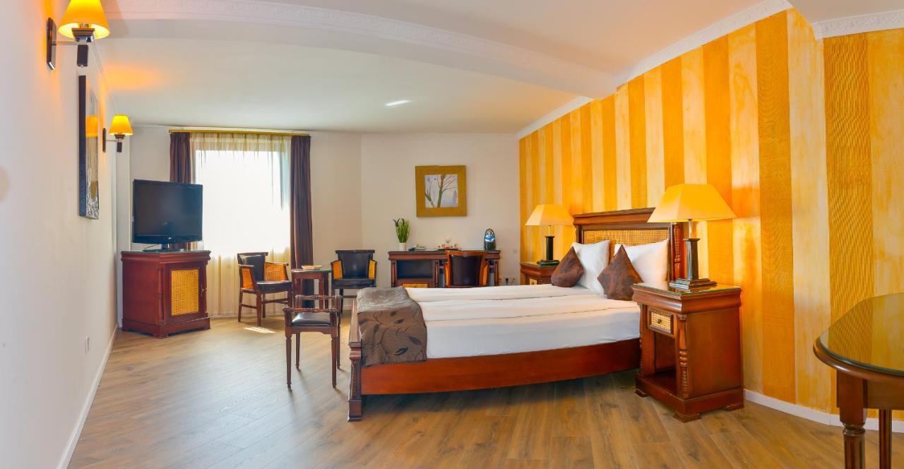 סיגישוארה Hotel Korona מראה חיצוני תמונה