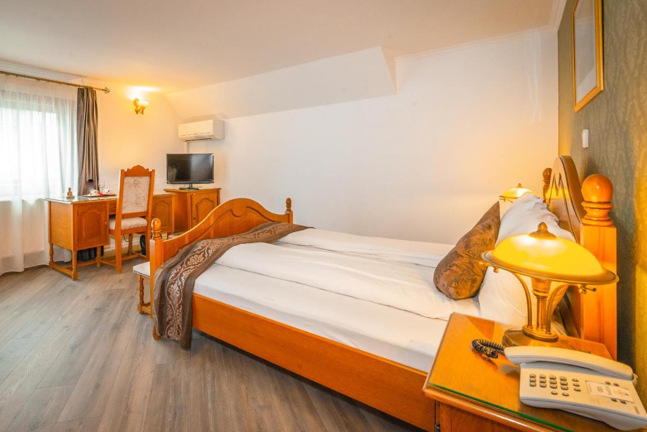 סיגישוארה Hotel Korona מראה חיצוני תמונה